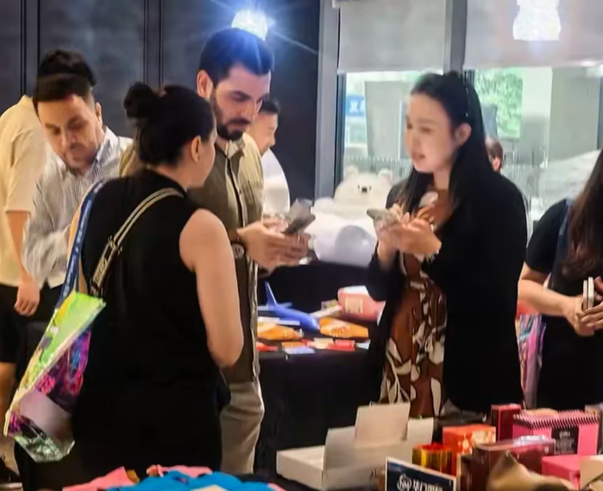 华门工作人员翻译陪同外商访问产品展位
